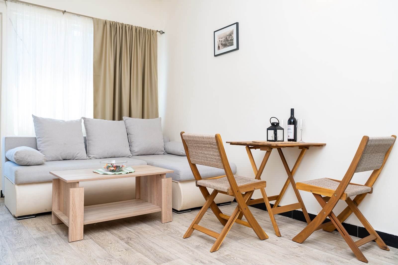 Jasny, przytulny salon apartamentu w Rijeka Crnojevića